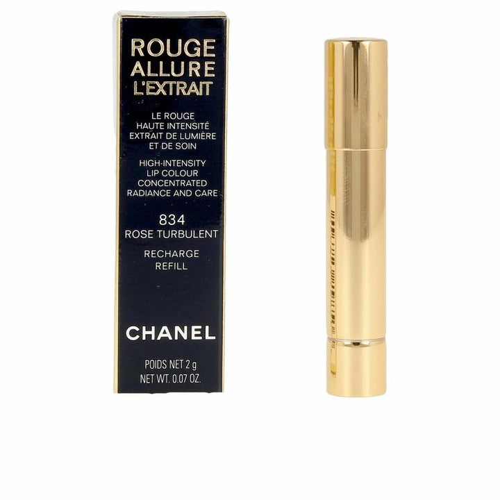 En elegant tub med Chanel Rouge Allure läppstift i nyansen Nº 204, med Chanel-logotypen.