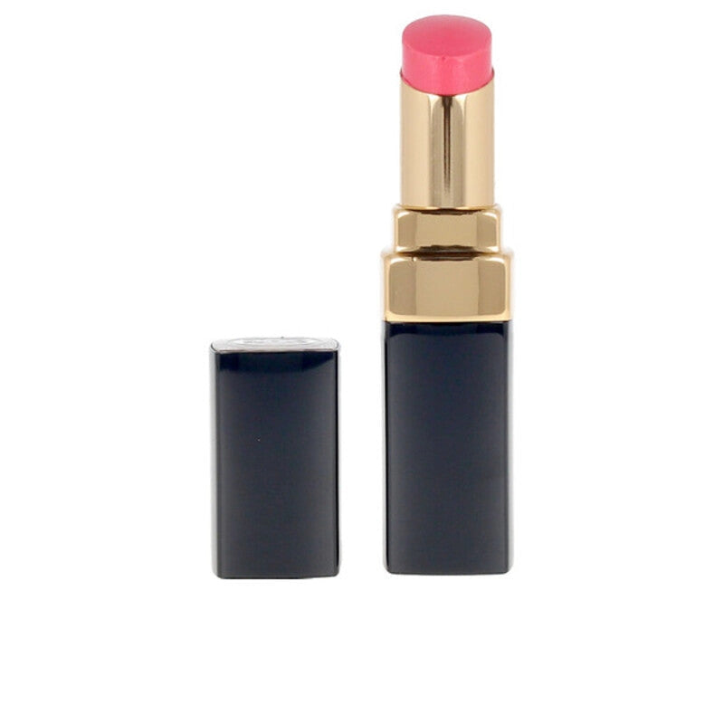 En elegant tub med Chanel Rouge Coco läppstift, med Chanel-logotypen.