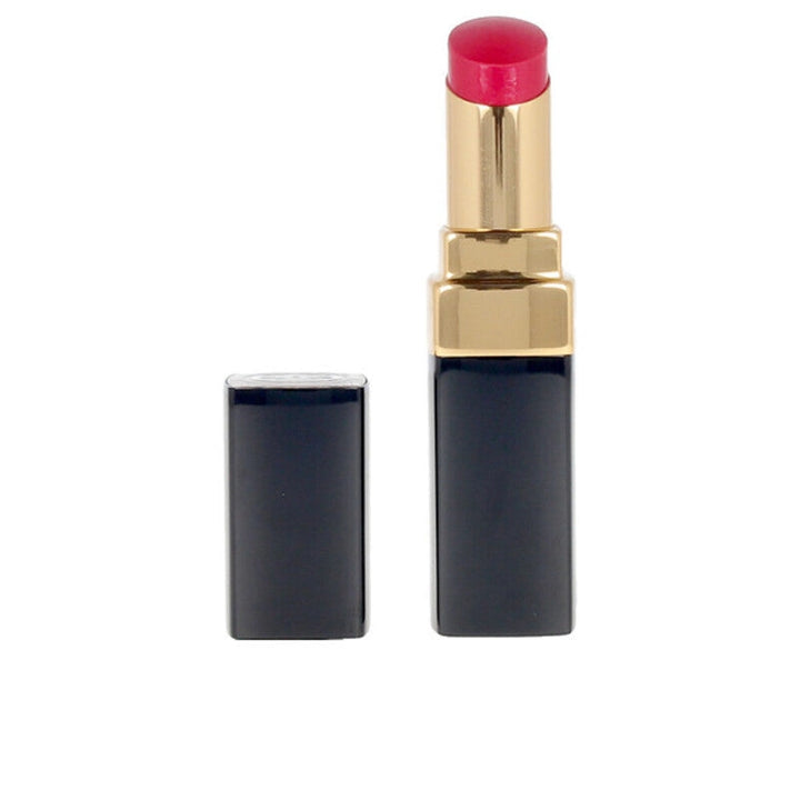 En elegant tub med Chanel Rouge Coco läppstift, med Chanel-logotypen.