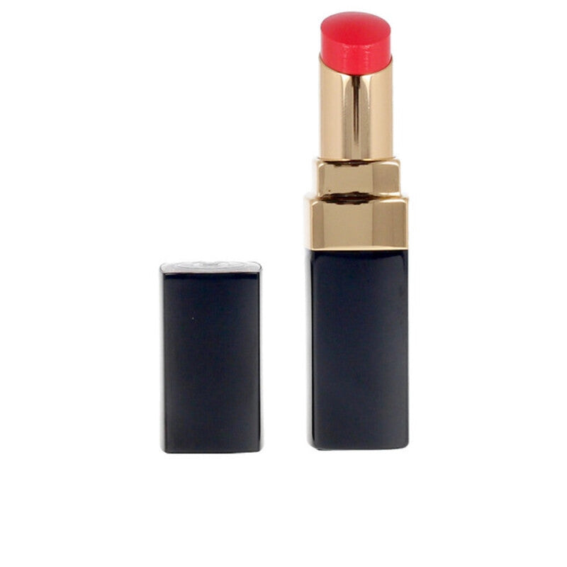 En elegant tub med Chanel Rouge Coco läppstift, med Chanel-logotypen.