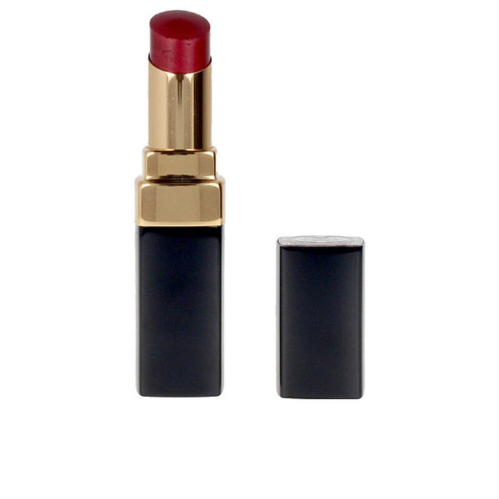 En elegant tub med Chanel Rouge Coco läppstift, med Chanel-logotypen.