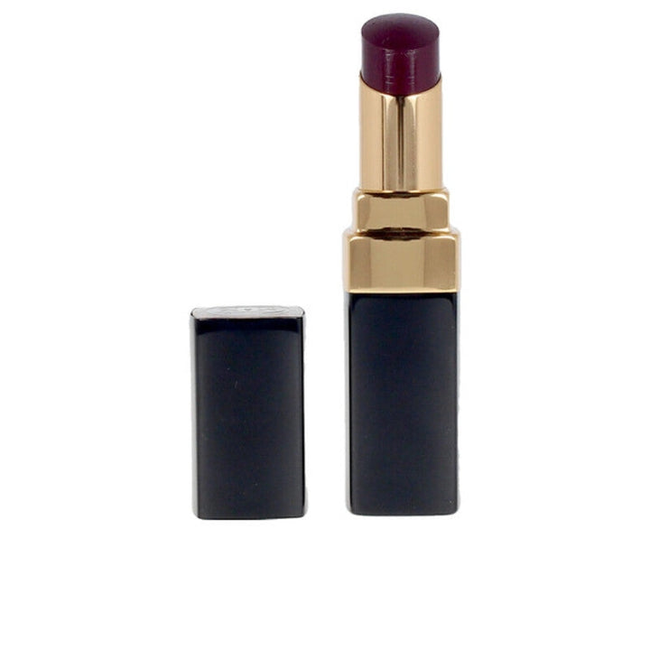 En elegant tub med Chanel Rouge Coco läppstift, med Chanel-logotypen.