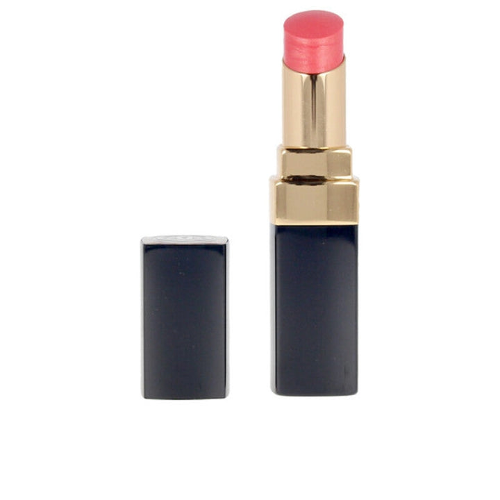 En elegant tub med Chanel Rouge Coco läppstift, med Chanel-logotypen.