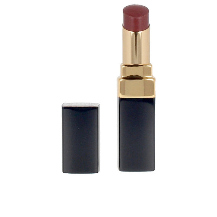 En elegant tub med Chanel Rouge Coco läppstift, med Chanel-logotypen.