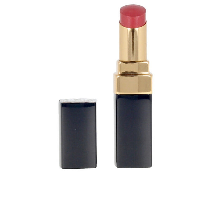 En elegant tub med Chanel Rouge Coco läppstift, med Chanel-logotypen.