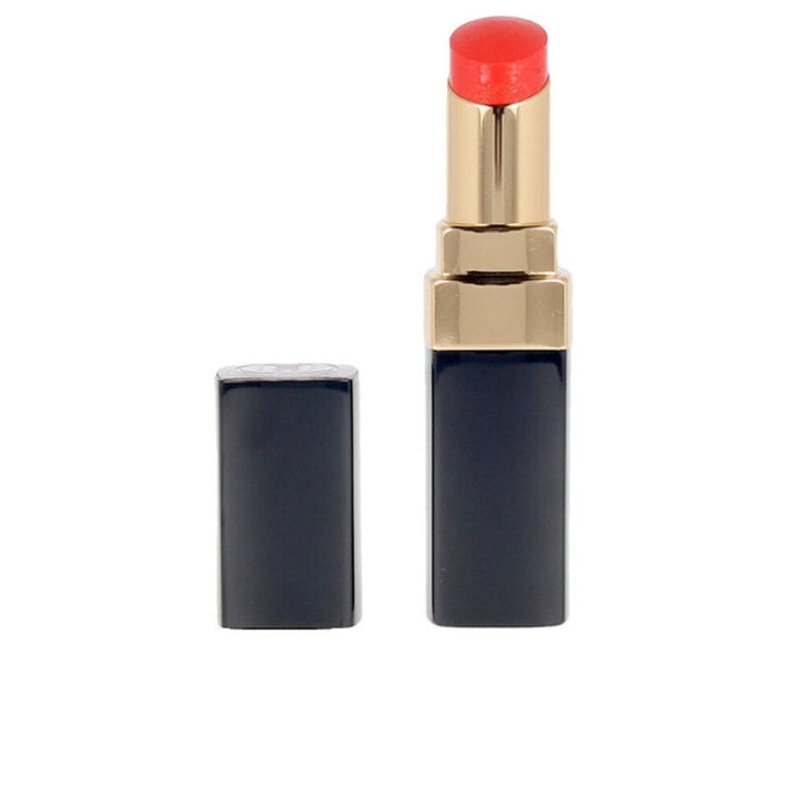 En elegant tub med Chanel Rouge Coco läppstift, med Chanel-logotypen.