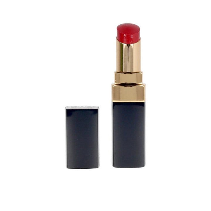 En elegant tub med Chanel Rouge Coco läppstift, med Chanel-logotypen.