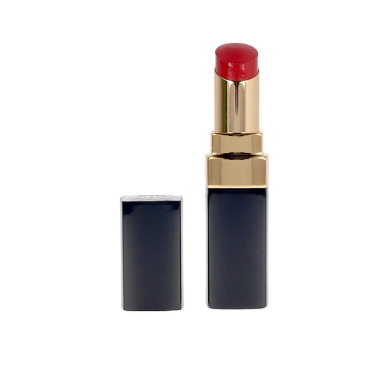 En elegant tub med Chanel Rouge Coco läppstift, med Chanel-logotypen.